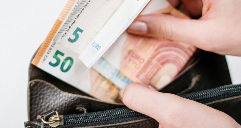 ΕΚΘΕΣΗ ΙΝΕ – ΓΣΕΕ: Ευρωπαϊκό αρνητικό ρεκόρ για τους Έλληνες εργαζόμενους στη μείωση του πραγματικού εισοδήματος