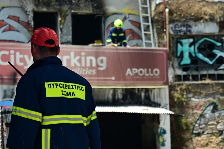 Μοσχάτο: Υπό μερικό έλεγχο η φωτιά στο εγκαταλελειμμένο κτήριο