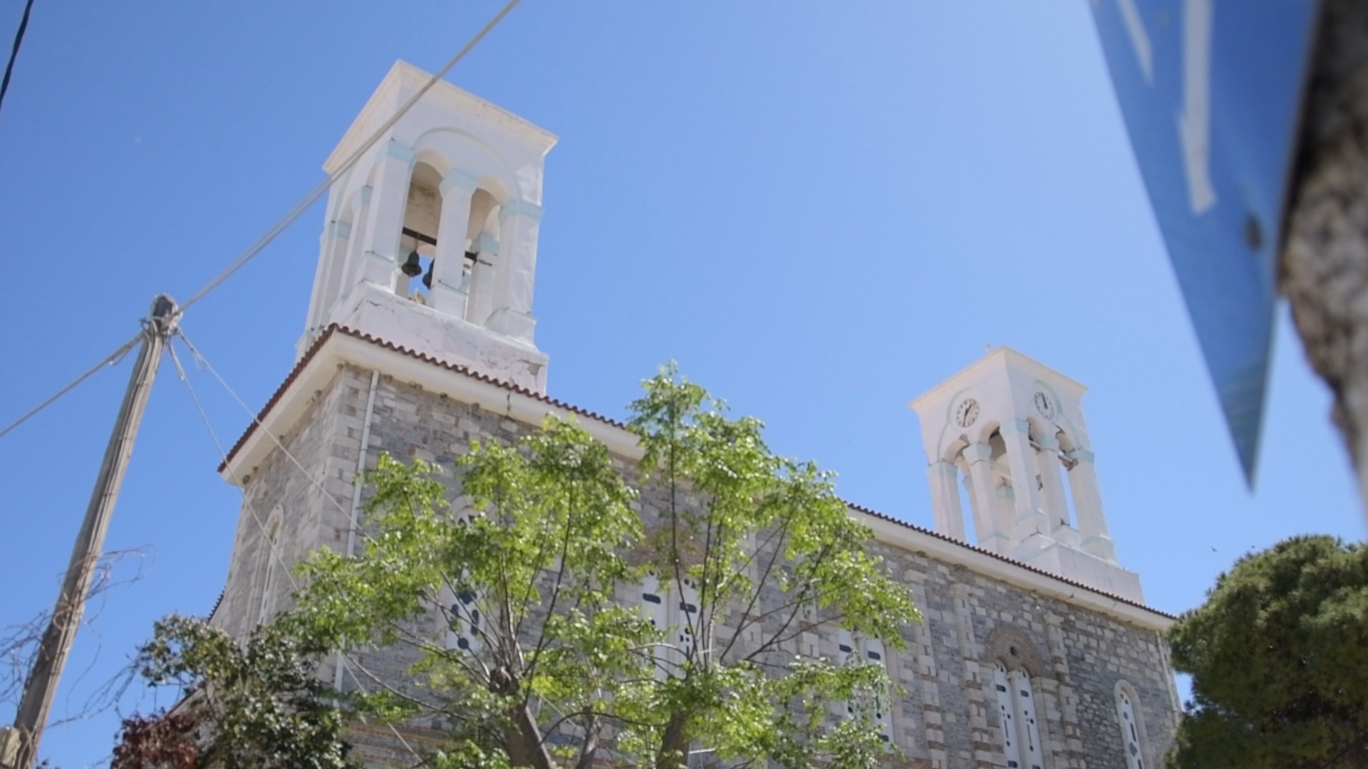 Ο Δήμος αν. Σάμου προχωρά στην κατεδάφιση των δύο καμπαναριών του Αγίου Νικολάου στο Κοκκάρι