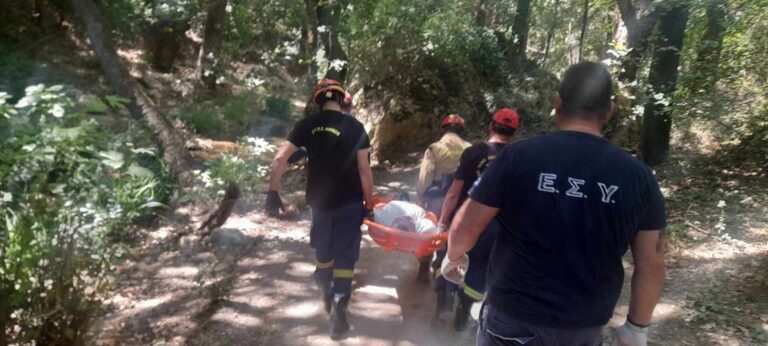 Σάμος: Απεγκλώβισαν Γερμανίδα τουρίστρια οι άνδρες της Πυροσβεστικής Υπηρεσίας