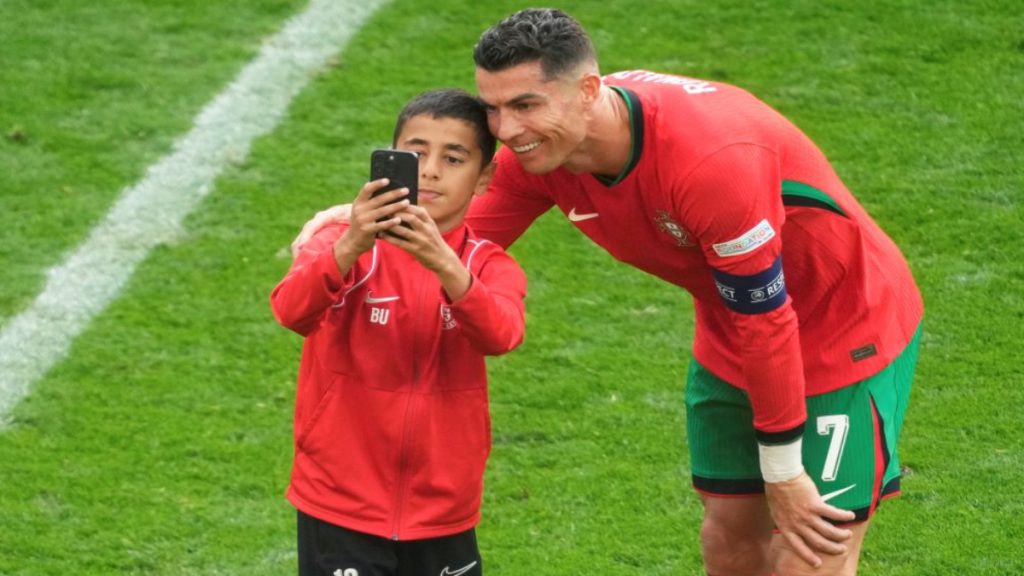 Euro 2024: Η selfie του πιτσιρικά «εισβολέα» με τον Κριστιάνο Ρονάλντο – Πέντε εισβολές στο γήπεδο για τον Πορτογάλο σούπερ σταρ