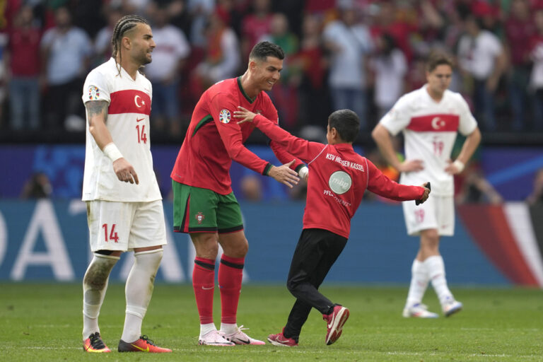 Euro 2024: Η selfie του πιτσιρικά «εισβολέα» με τον Κριστιάνο Ρονάλντο – Πέντε εισβολές στο γήπεδο για τον Πορτογάλο σούπερ σταρ