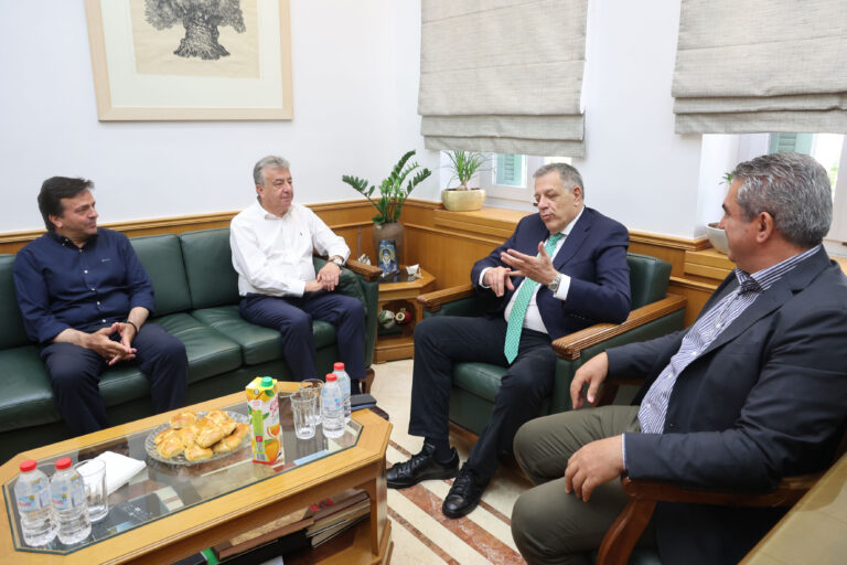 Ηράκλειο: ΒΟΑΚ και νέο αεροδρόμιο στο Καστέλι επί τάπητος στη συνάντηση περιφερειάρχη Κρήτης – υφυπουργού Υποδομών (βίντεο)
