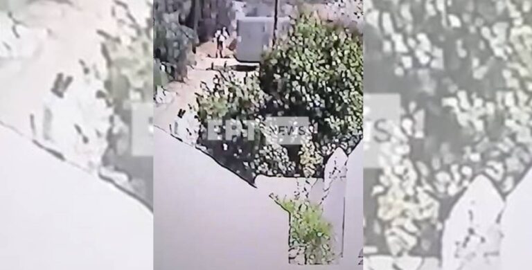 Βίντεο ΕΡΤNews: Η στιγμή που ανατρέπεται όχημα της Πυροσβεστικής στη Σαλαμίνα