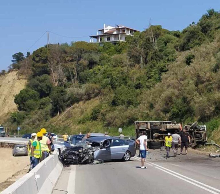 Ηλικιωμένο ζευγάρι νεκρό σε τροχαίο στην Πατρών-Πύργου – Δύο ΙΧ συγκρούστηκαν με φορτηγό