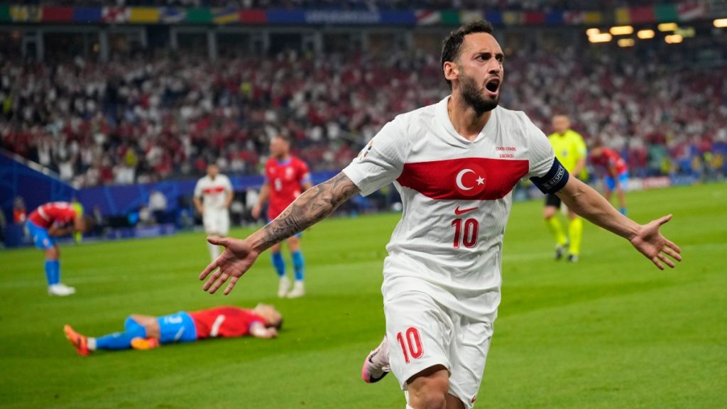 Η Τουρκία νίκησε 2-1 την Τσεχία και πέρασε στα νοκ άουτ παιχνίδια