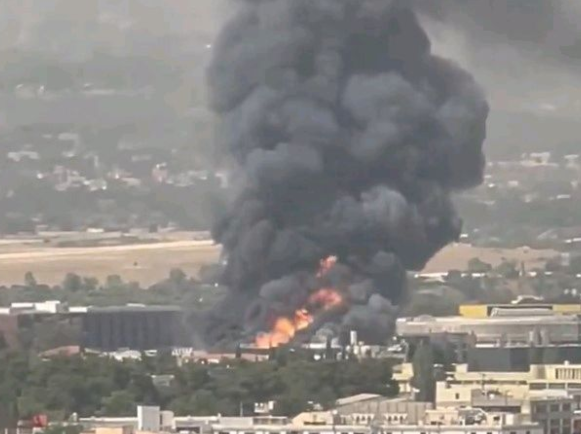 Κάτω Κηφισιά: Έκρηξη και μεγάλη φωτιά σε εργοστάσιο – Ήχησε το 112 (video)