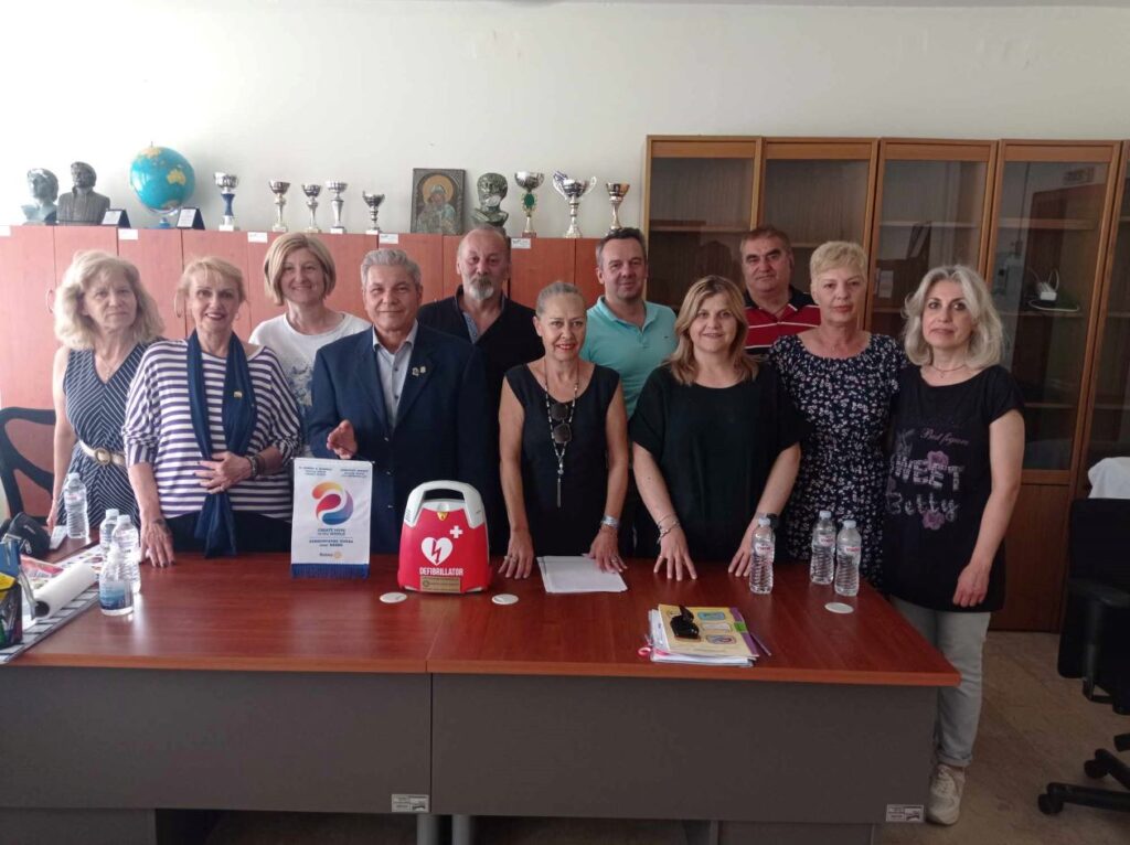 Δωρεά απινιδωτών σε σχολεία που “χτυπήθηκαν” απο τις πλημμύρες