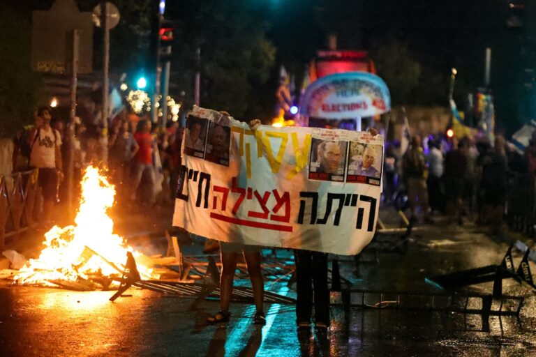 Αντικυβερνητικές διαδηλώσεις στην Ιερουσαλήμ – Νυχτερινοί βομβαρδισμοί κατά Παλαιστινίων