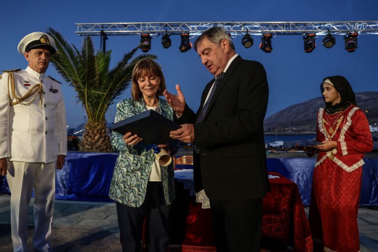 Κάσος: Επίτιμη δημότης από χθες η πρόεδρος της Δημοκρατίας – Τιμήθηκαν τα 200 χρόνια από το Ολοκαύτωμα
