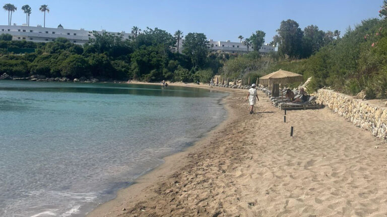 Ρόδος: Στη δικαιοσύνη ο υπεύθυνος του beach bar με τις μεταλλικές κατασκευές στη θάλασσα