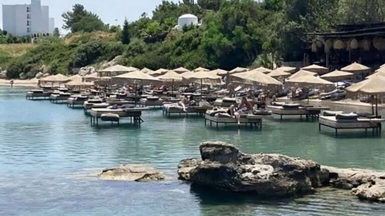 Ρόδος: Στο ίδιο έργο θεατές με τις ξαπλώστρες εντός της θάλασσας