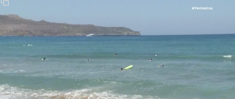 Σταλός Χανίων: Surfers δαμάζουν τα κύματα και εντυπωσιάζουν