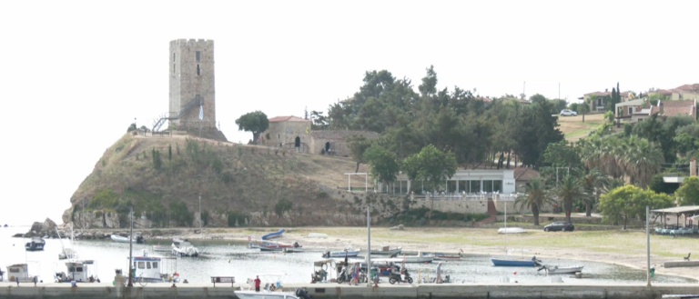 Βυζαντινός πύργος Νέας Φώκαιας: Στέκει  περήφανος πάνω στον λόφο και γοητεύει