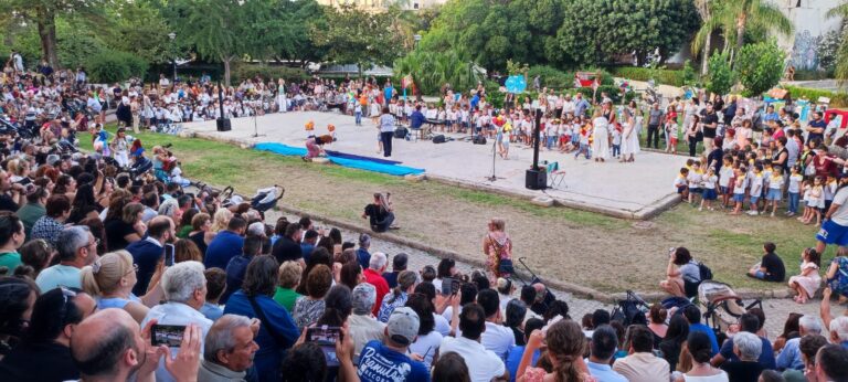 Περισσότερα από 300 παιδιά των νηπιαγωγείων του Δήμου Χανίων ένωσαν τις φωνές τους τραγουδώντας Μίκη Θεοδωράκη