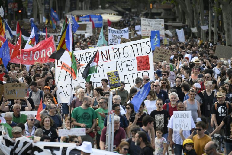 Ισπανία: Διαδήλωση κατά του υπερτουρισμού με το σύνθημα «Φτάνει! Ας βάλουμε όρια»