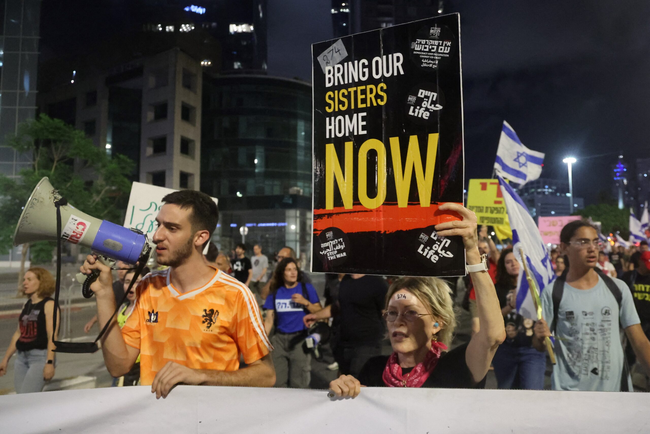 ISRAEL-PALESTINIAN-CONFLICT-HOSTAGES-PROTEST Ειρηνευτική συμφωνία ζήτησαν χιλιάδες διαδηλωτές από την ισραηλινή κυβέρνηση