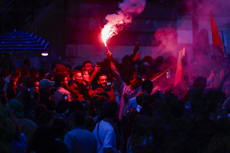 Πανηγυρισμοί στους δρόμους της Γαλλίας μετά τα πρώτα exit poll των εκλογών – Δείτε φωτογραφίες