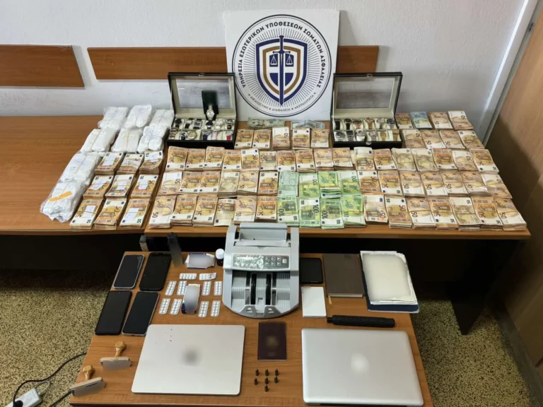 Συλλήψεις 14 μελών εγκληματικής οργάνωσης για εκβιασμούς – Μεταξύ αυτών υπάλληλοι και δημοτικοί αστυνομικοί του Δ.  Αθηναίων