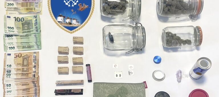 Ασυνόδευτη βαλίτσα με ναρκωτικά εντοπίστηκε σε επιβατηγό πλοίο στη Μύκονο – Συνελήφθησαν δύο, στο σπίτι του ενός εντοπίστηκαν και αρχαία