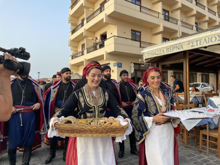 Χανιά: Με τον παραδοσιακό σύλλογο “Τα Σφακιά” συνεχίστηκε χθες η “στράτα”