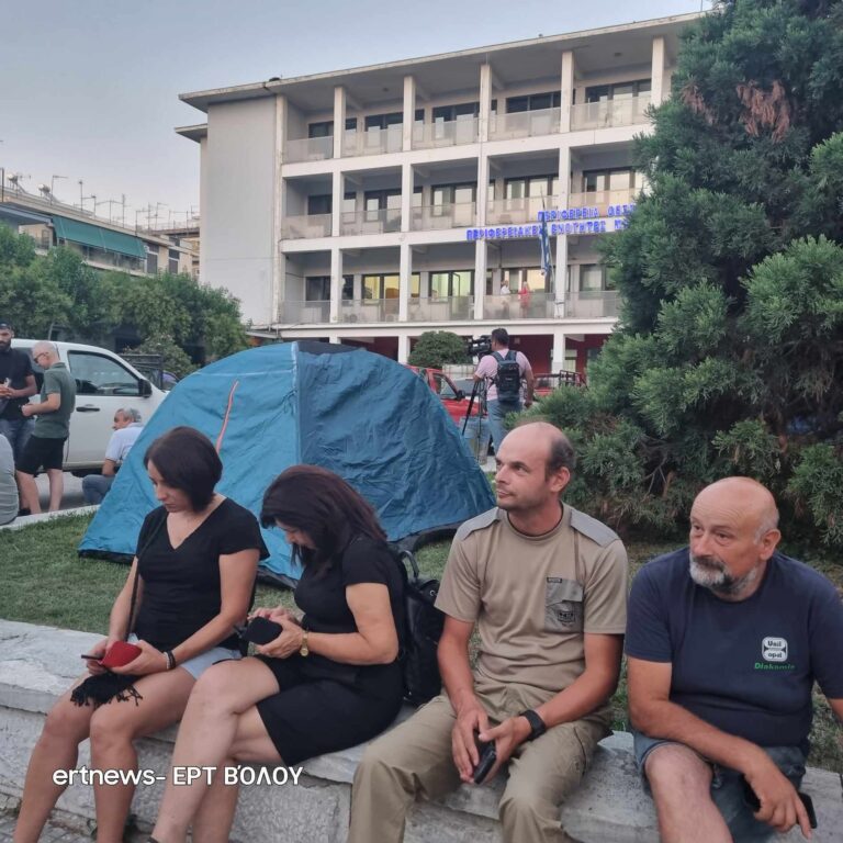 Αντίσκηνα στο προαύλιο της ΠΕ Μαγνησίας από τους αγρότες