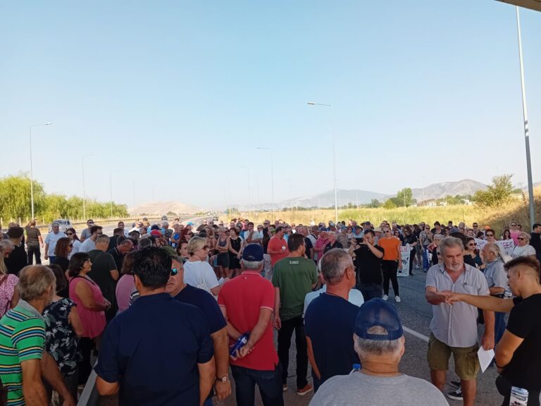 Βγήκαν στον δρόμο οι πλημμυροπαθείς της Φαρκαδόνας