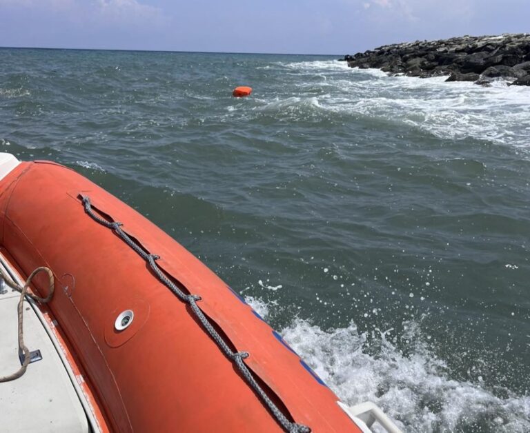 Συναγερμός και μεγάλη κινητοποίηση στο Στόμιο Λάρισας για τρεις κολυμβητές που παρασύρθηκαν στα βαθιά