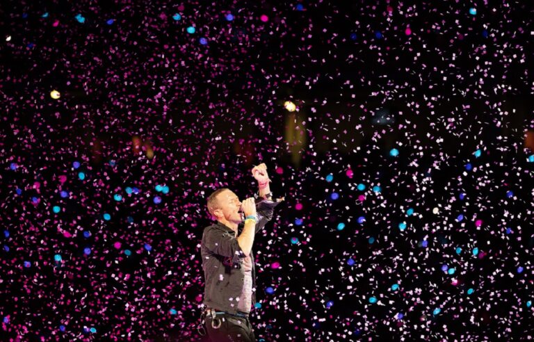 Coldplay: Το βίντεο κλιπ του τραγουδιού “Feels Like I’m Falling in Love” από τη σκηνή του Ηρωδείου
