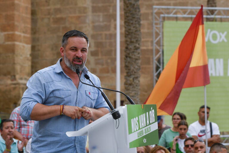 Ισπανία: Το ακροδεξιό κόμμα VOX απειλεί με ρήξη των συμφωνιών του το Λαϊκό Κόμμα σε τοπικό επίπεδο – Αιτία η υποδοχή ασυνόδευτων ανήλικων μεταναστών 