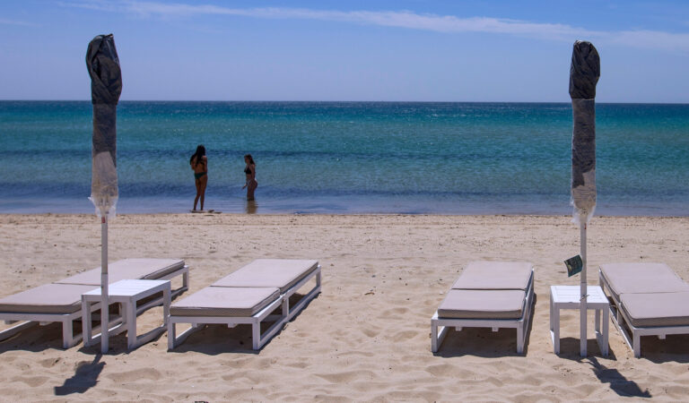 Beach bar στη Χαλκιδική επιβάλλει dress code στους πελάτες του