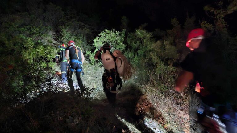 Καστοριά: Απεγκλωβισμός δύο αναρριχητών σε δύσβατο μονοπάτι στους Αμπελοκήπους – Είναι καλά στην υγεία τους (βίντεο)