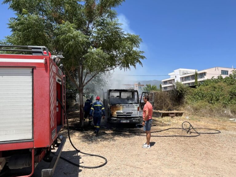 Καλαμάτα: Φωτιά σε οικόπεδο πίσω από το Δημαρχείο