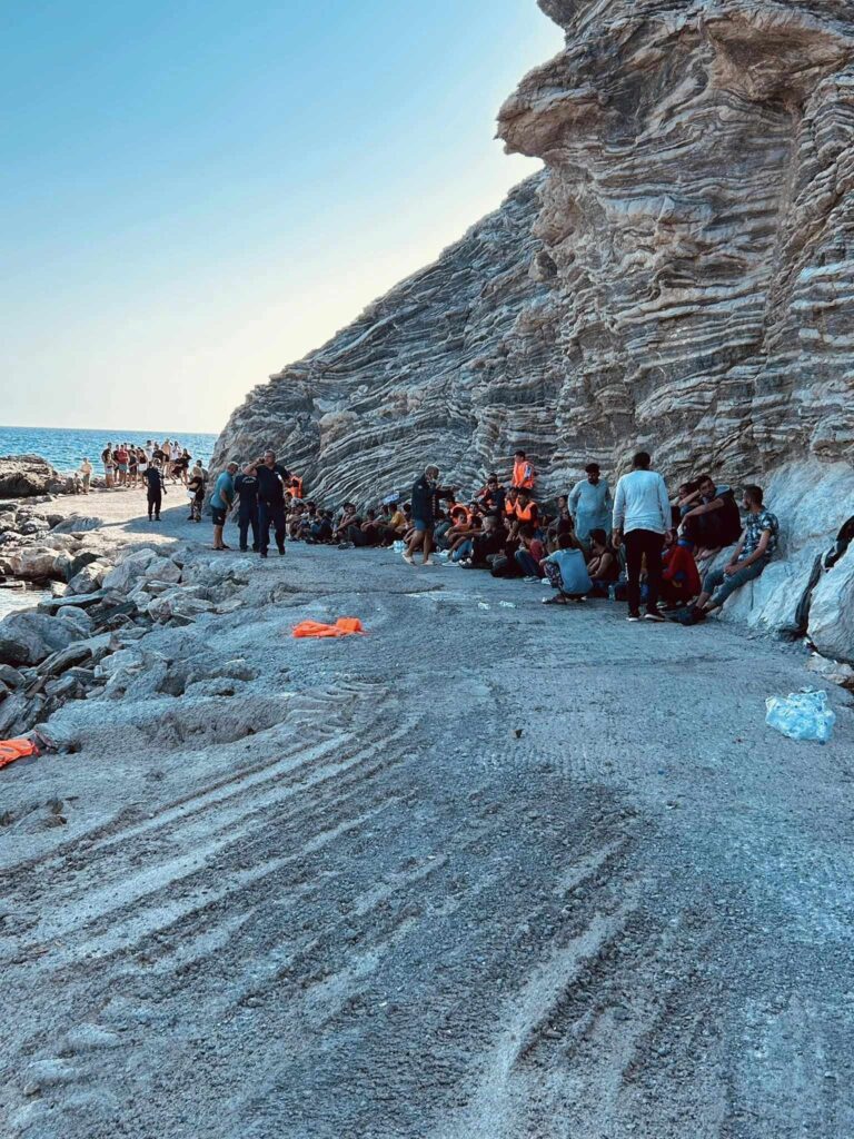 Νέα «καραβιά» μεταναστών νότια της Κρήτης – Διάσωση 60 ανθρώπων από Λιμενικό και εθελοντές (video)