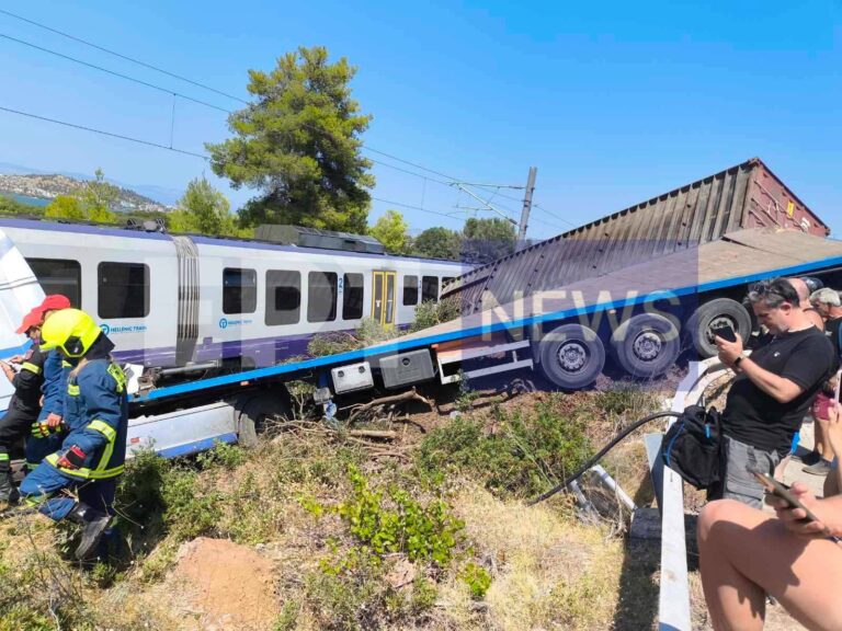 Αυλίδα: Φορτηγό συγκρούστηκε με τρένο – Η πυροσβεστική συνδράμει στον απεγκλωβισμό των 130 επιβατών – Εικόνες από τη σύγκρουση