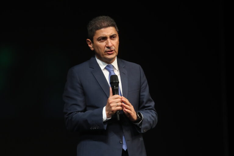 «Λήξαν» το θέμα με Αυγενάκη λέει ο υπάλληλος του αεροδρομίου – Ανακάλεσε τη μήνυση
