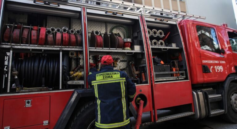 Φωτιά καίει ξερά χόρτα και απορρίμματα κοντά σε οικισμό στη δυτική Θεσσαλονίκη