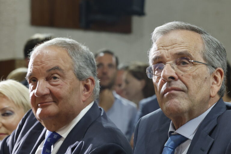 Τι αναφέρουν κυβερνητικές πηγές για τις ομιλίες των Κ. Καραμανλή και Αντ. Σαμαρά