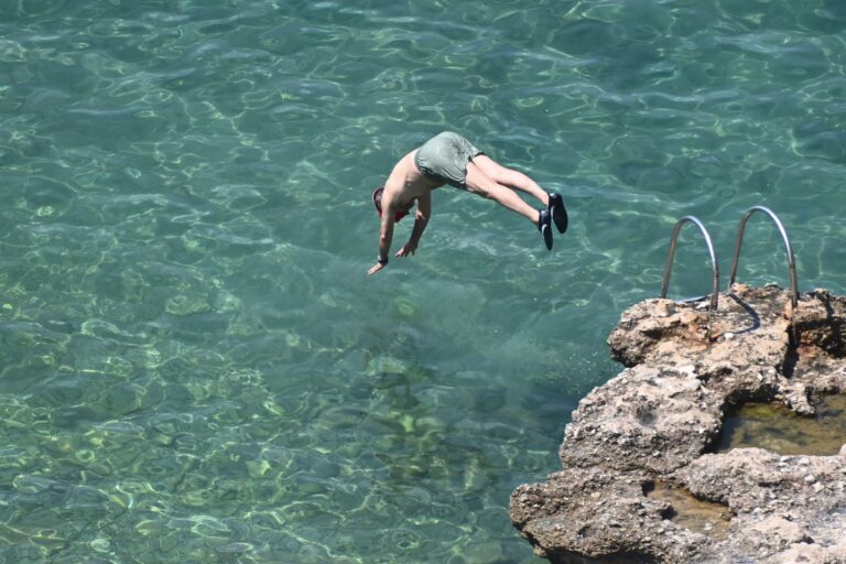 Θ. Βασιλακόπουλος στο ΕΡΤNews: Πώς θα αποφύγουμε τη θερμική καταπόνηση – Τι πρέπει να ξέρουμε για τα κλιματιστικά