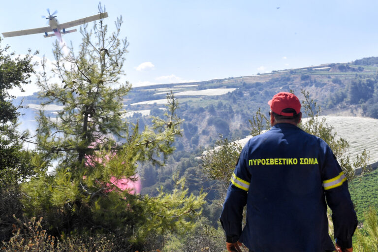 Πυρκαγιά σε χαμηλή βλάστηση στα Καλύβια Θορικού – Διακοπή κυκλοφορίας στη λεωφόρο Σουνίου