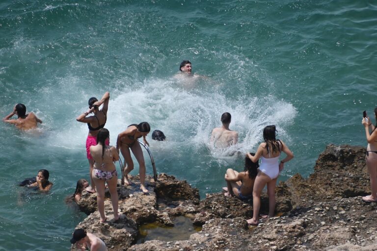 Σε κλοιό ακραίας ζέστης η χώρα: Πάνω από 40 βαθμοί σήμερα σε πολλές περιοχές – Παρατείνεται μέχρι το επόμενο Σαββατοκύριακο