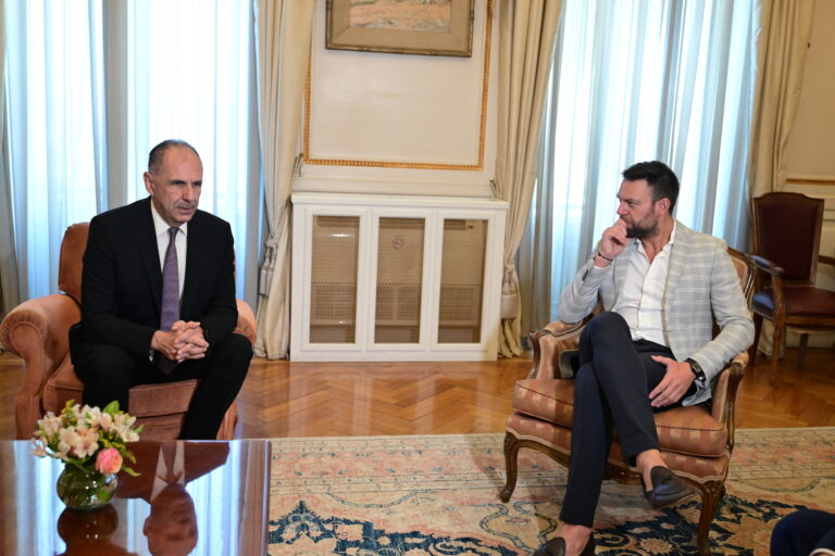 Ενημέρωση του Γ. Γεραπετρίτη στους αρχηγούς και στους εκπροσώπους των κομμάτων – Τι συζήτησαν