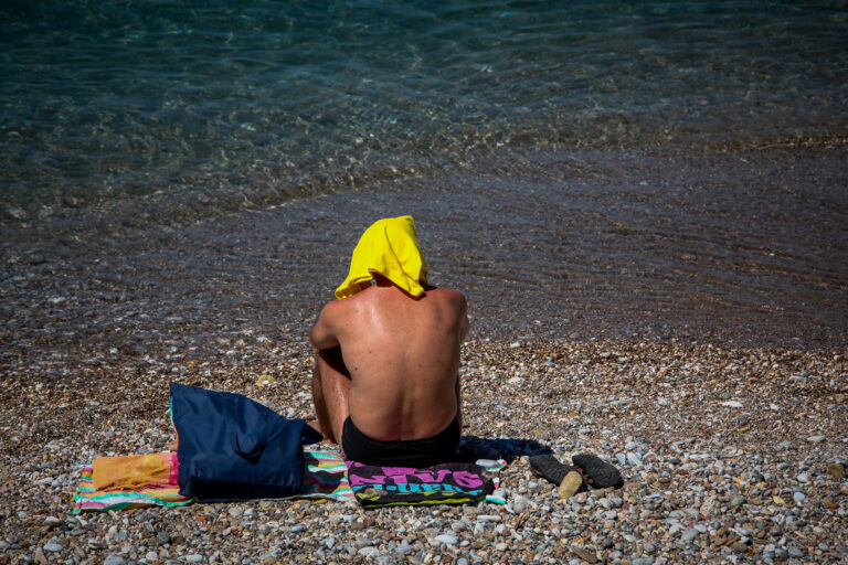 Καμίνι η χώρα με 42άρια – Έκτακτα μέτρα προστασίας για εργαζόμενους σε ιδιωτικό και δημόσιο τομέα