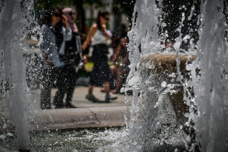 Καμίνι η χώρα – Έκτακτα μέτρα και τηλεργασία – Ρυθμίσεις για ευπαθείς ομάδες εργαζομένων και για χειρωνακτικές εργασίες