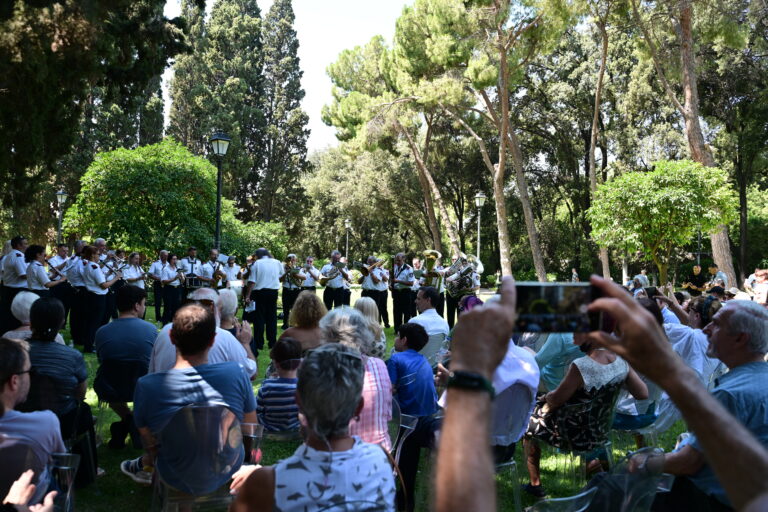 Με μεγάλη συμμετοχή πολιτών, παρουσία της Κατ. Σακελλαροπούλου, ξεκίνησαν οι επετειακές εκδηλώσεις στο Προεδρικό Μέγαρο για τα 50 χρόνια από την αποκατάσταση της Δημοκρατίας