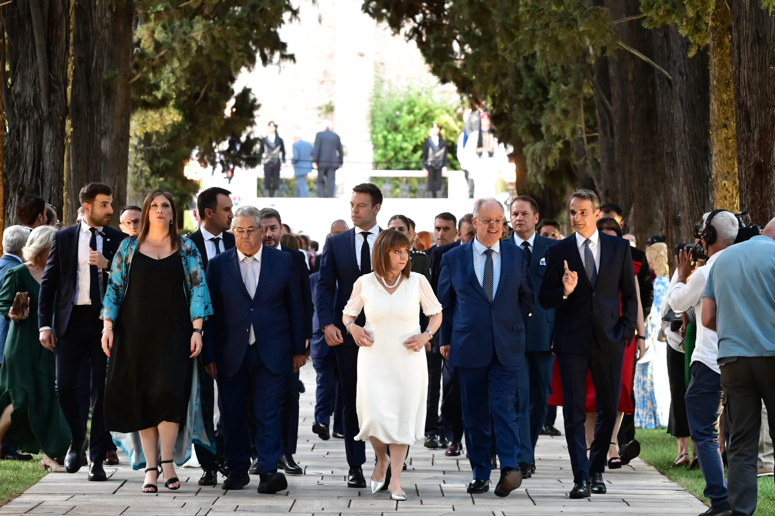 Αποκατάσταση της Δημοκρατίας: Η δεξίωση στο Προεδρικό Μέγαρο και τα «πηγαδάκια» των πολιτικών αρχηγών Αποκατάσταση της Δημοκρατίας: Η δεξίωση στο Προεδρικό Μέγαρο και τα «πηγαδάκια» των πολιτικών αρχηγών