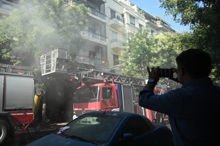 Φωτιά στη στοά του θεάτρου Μπρόντγουεϊ – Με δυσκολία επιχειρούν λόγω καπνού και θερμοκρασιών οι πυροσβέστες