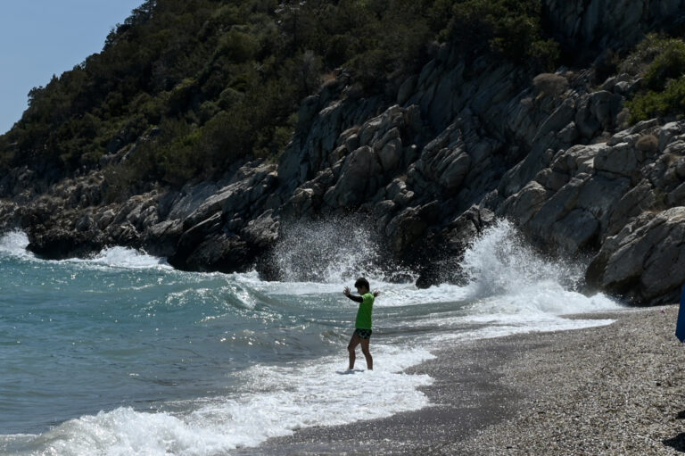 Ο καιρός με την Α. Τυράσκη: Πρόσκαιρη ανάσα δροσιάς με ισχυρό μελτέμι – Πότε έρχονται ξανά 40άρια