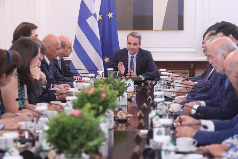 Πρωθυπουργός στο Υπουργικό: Έτοιμοι να παρέμβουμε για το ρεύμα προς όφελος των καταναλωτών