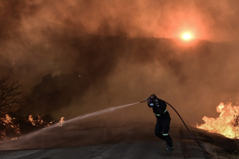 Φωτιά στη Νάξο: Καίει χαμηλή βλάστηση στην περιοχή Σίφωνες
